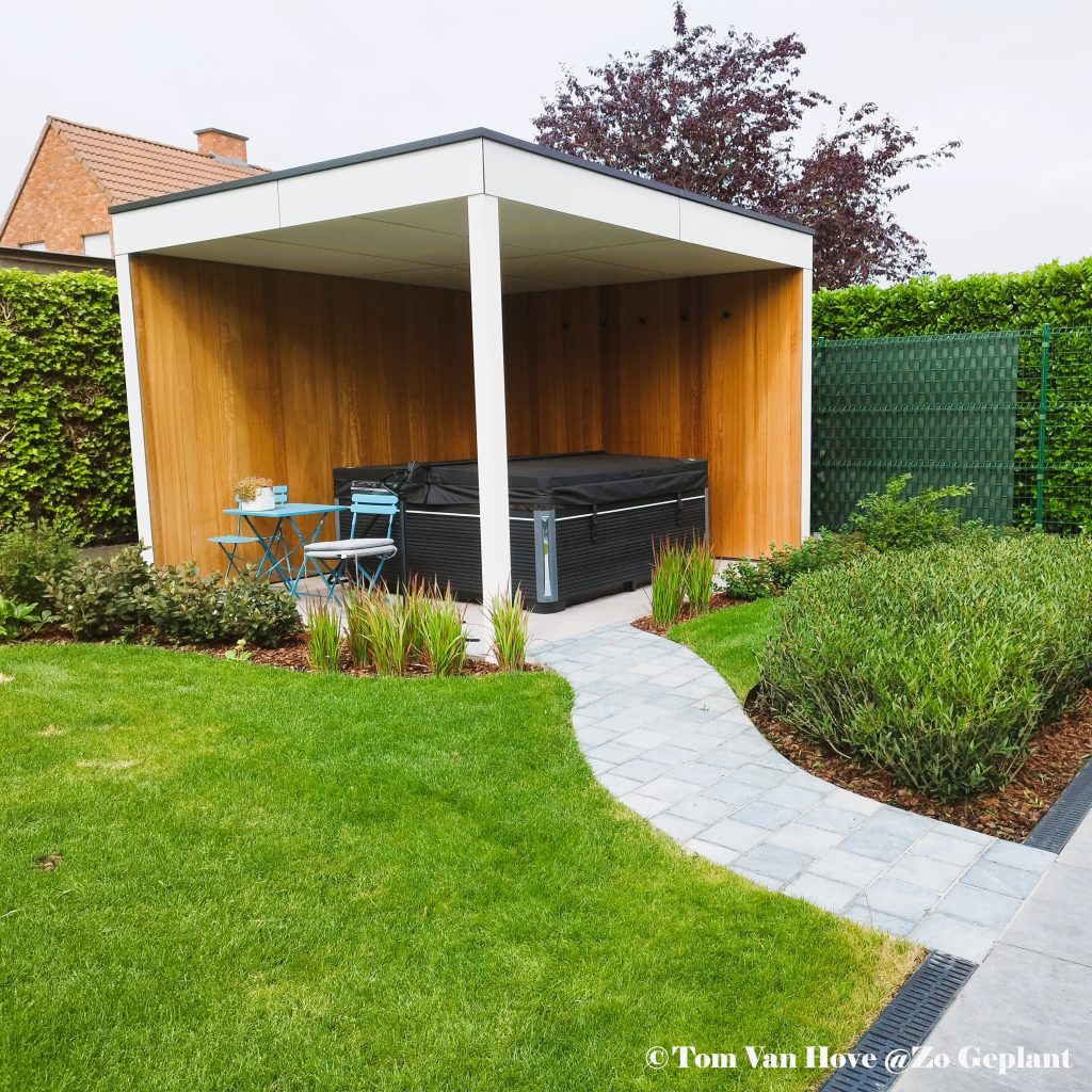 jacuzzi buitentuin prieel sierplanten